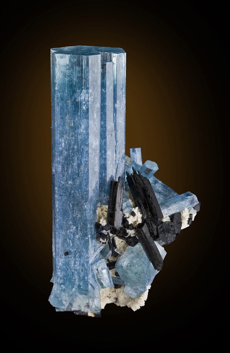 Photograph of Beryl (Aquamarine / Emerald) (Be₃Al₂Si₆O₁₈ • Hexagonal Cyclosilicate)